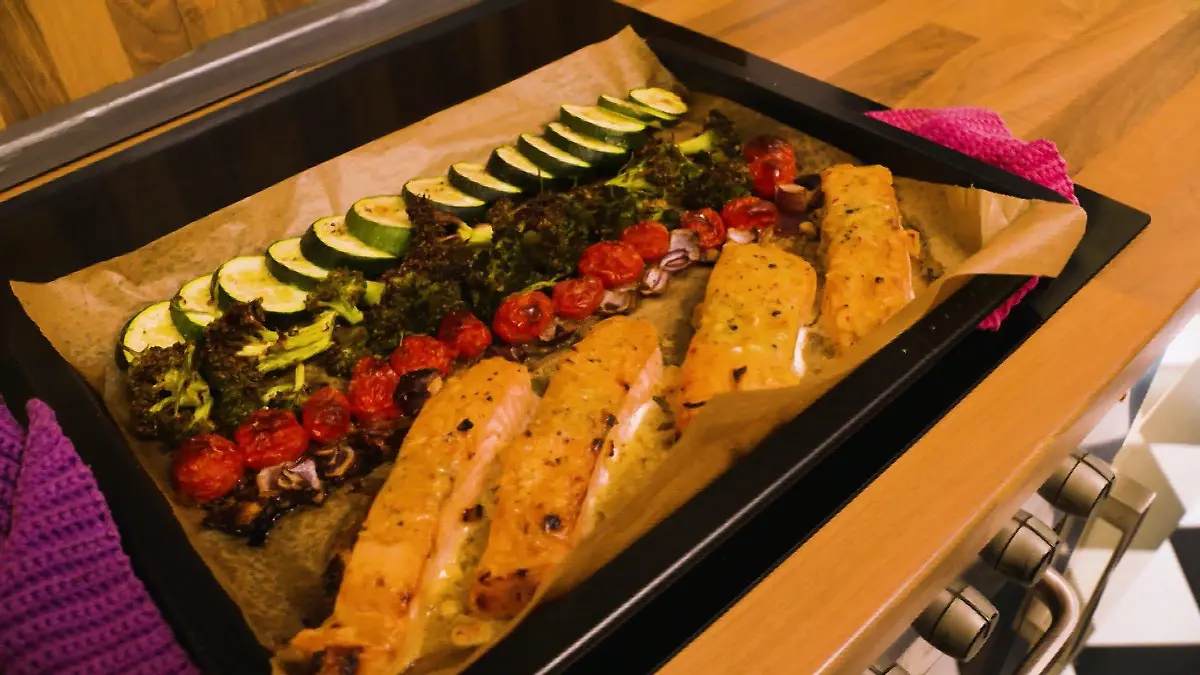 Honig-Senf-Lachs mit buntem Ofengemüse