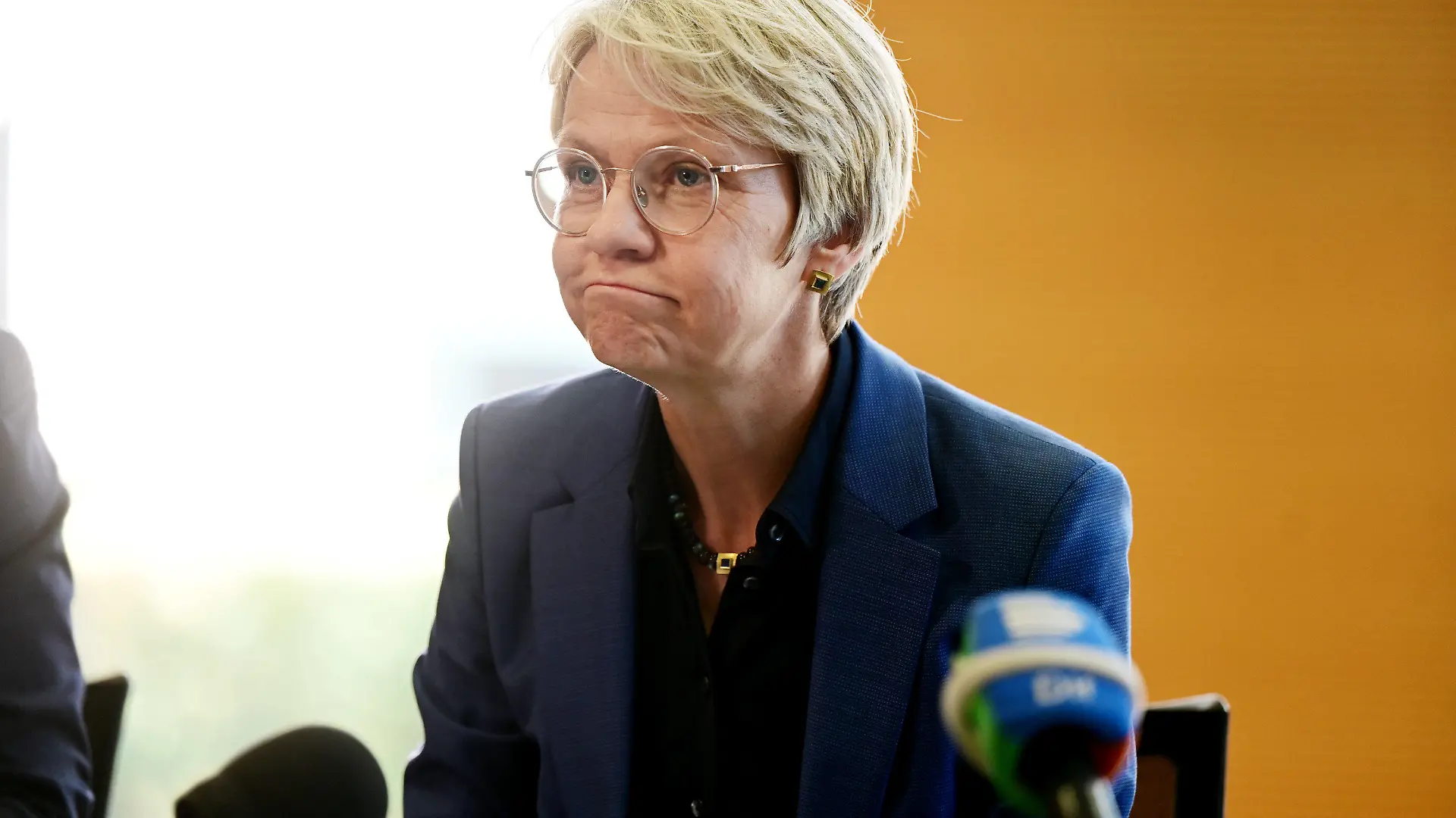 19.04.2023, Nordrhein-Westfalen, Düsseldorf: Schul- und Bildungsministerin Dorothee Feller erklärt bei einem Pressegespräch im Schulministerium wie es zu der Technik-Panne bezüglich der Abitur-Klausuren kommen konnte. Die Prüfungen in den Fächern Biologie,Physik,Chemie,Informatik,Technik und Ernährungslehre müssen nun auf Freitag verschoben werden. Foto: Malte Krudewig/dpa +++ dpa-Bildfunk +++