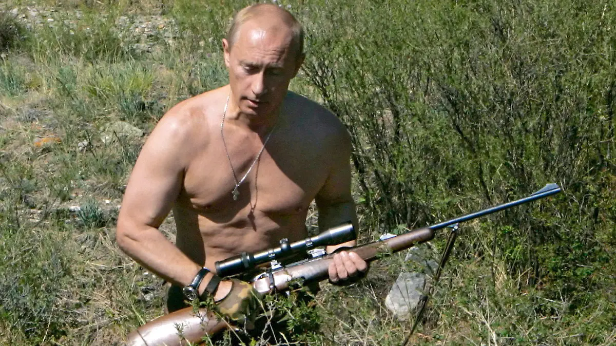 A photograph made available 03 September 2007 showing Russian President Vladimir Putin hunting in the foothills of the Sayan Mountains in Republic of Tuva, 15 August 2007. EPA/DMITRY ASTAKHOV +++(c) dpa - Report+++