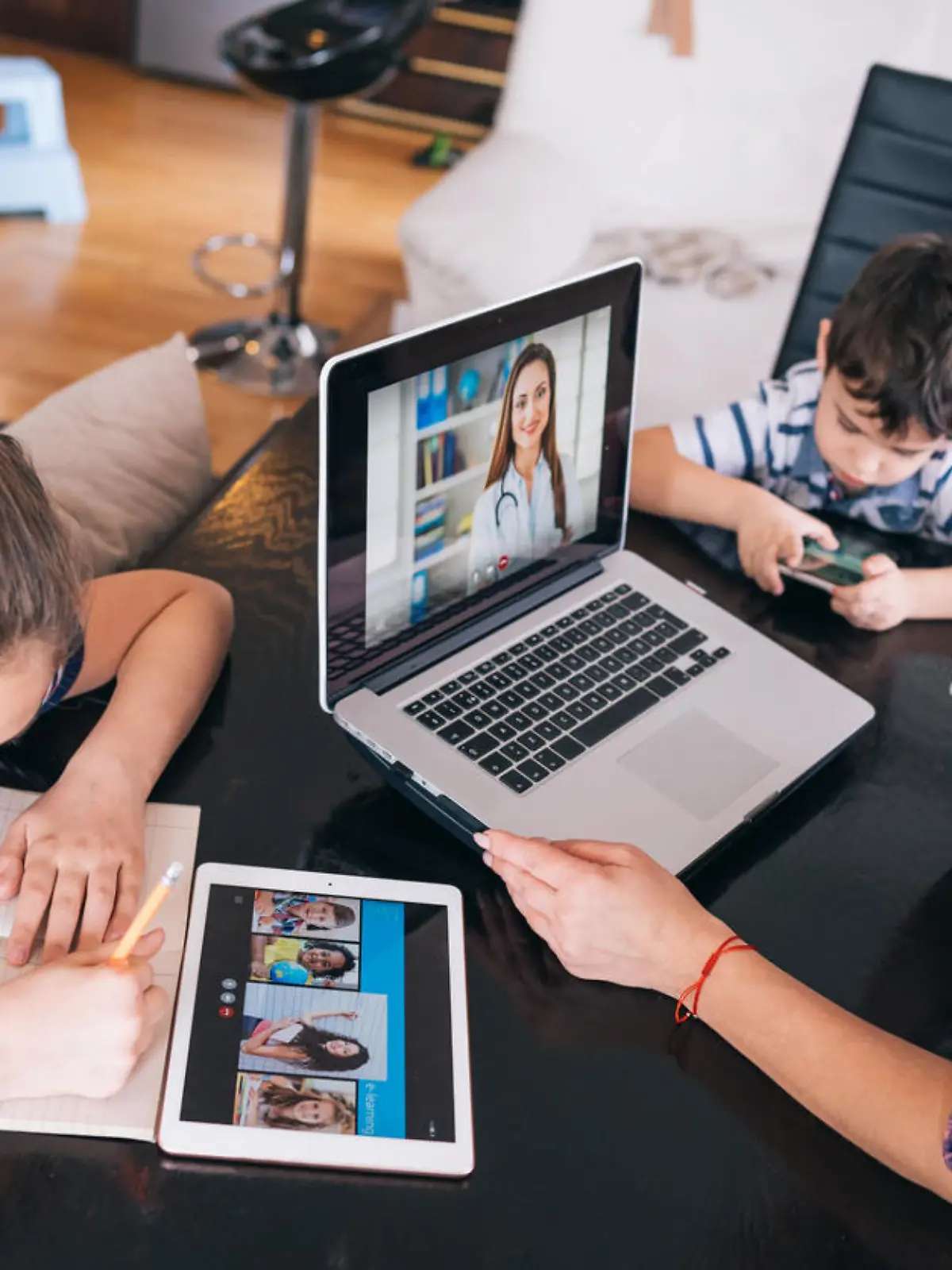 In jeder Altersklasse kommen unterschiedliche Geräte für den Einsatz im Homeschooling in Frage: Mobiltelefon, Tablet, Notebook