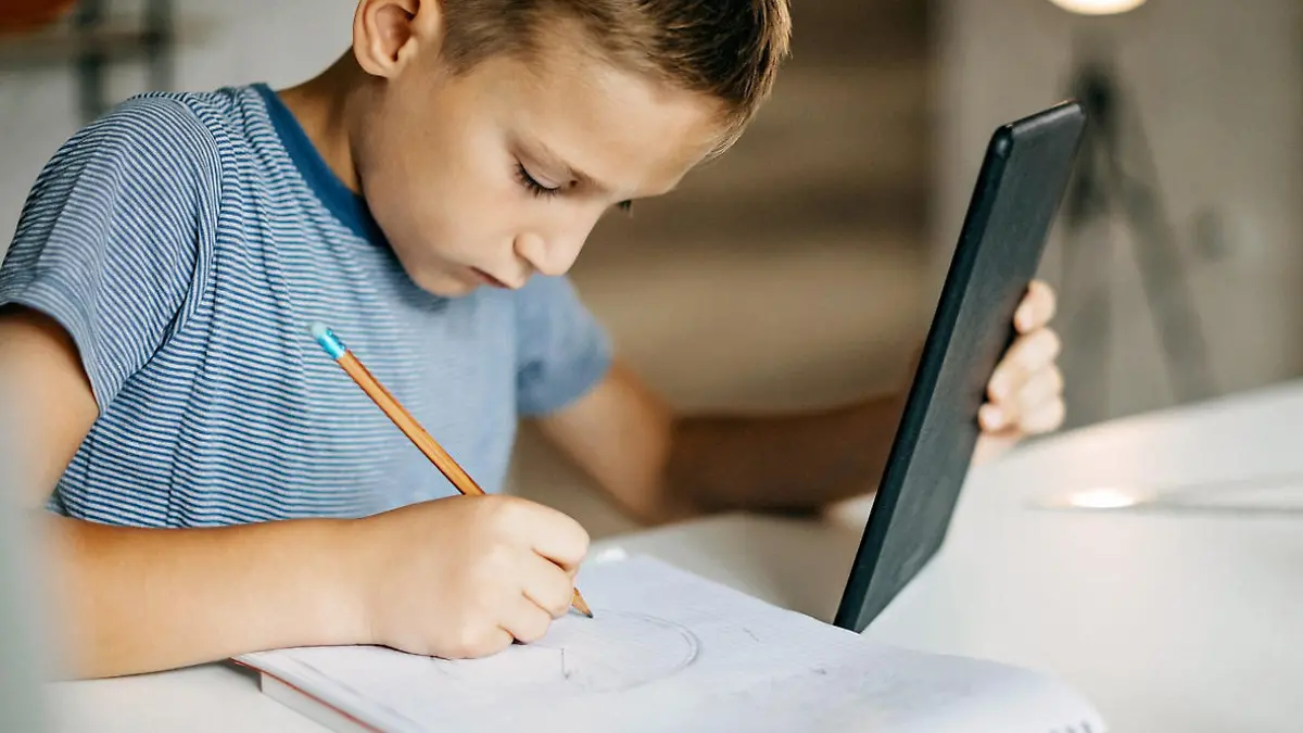 Unpraktisch, wenn man das Tablet festhalten muss. Eine Halterung würde hier Abhilfe schaffen