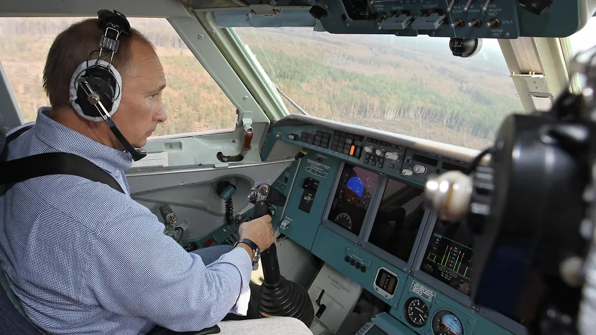 Russian Prime Minister Vladimir Putin took part in fighting wildfires in Ryazan Region aboard a BE 200 amphibious aircraft, 10 August 2010. Photo Aleksey Nikolskyi