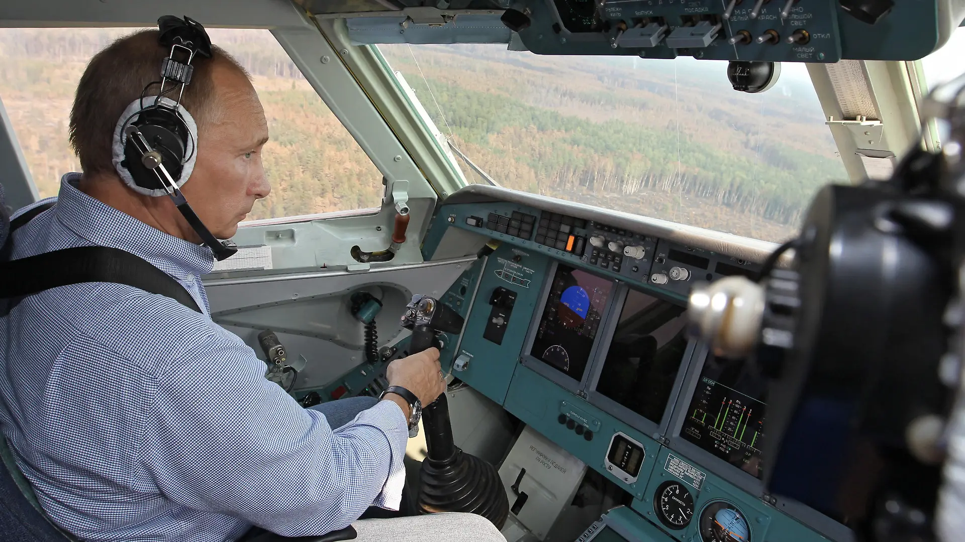 Russian Prime Minister Vladimir Putin took part in fighting wildfires in Ryazan Region aboard a BE 200 amphibious aircraft, 10 August 2010. Photo Aleksey Nikolskyi