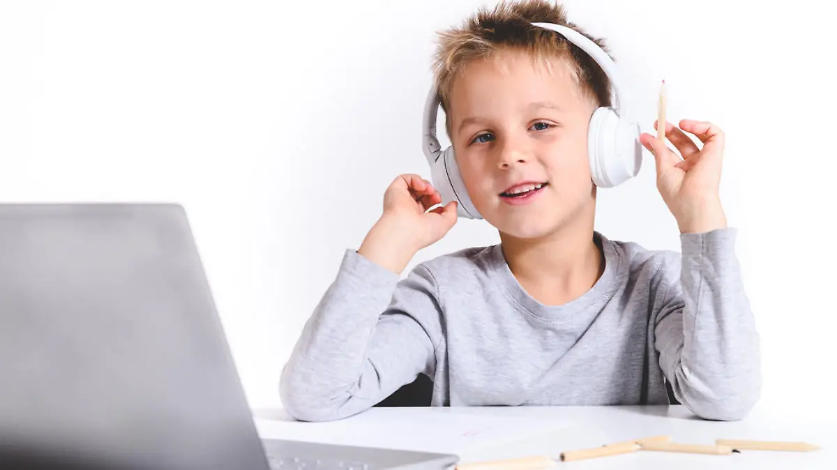 Ein Headset hilft Kindern, beim Homeschooling konzentriert bei der Sache zu bleiben