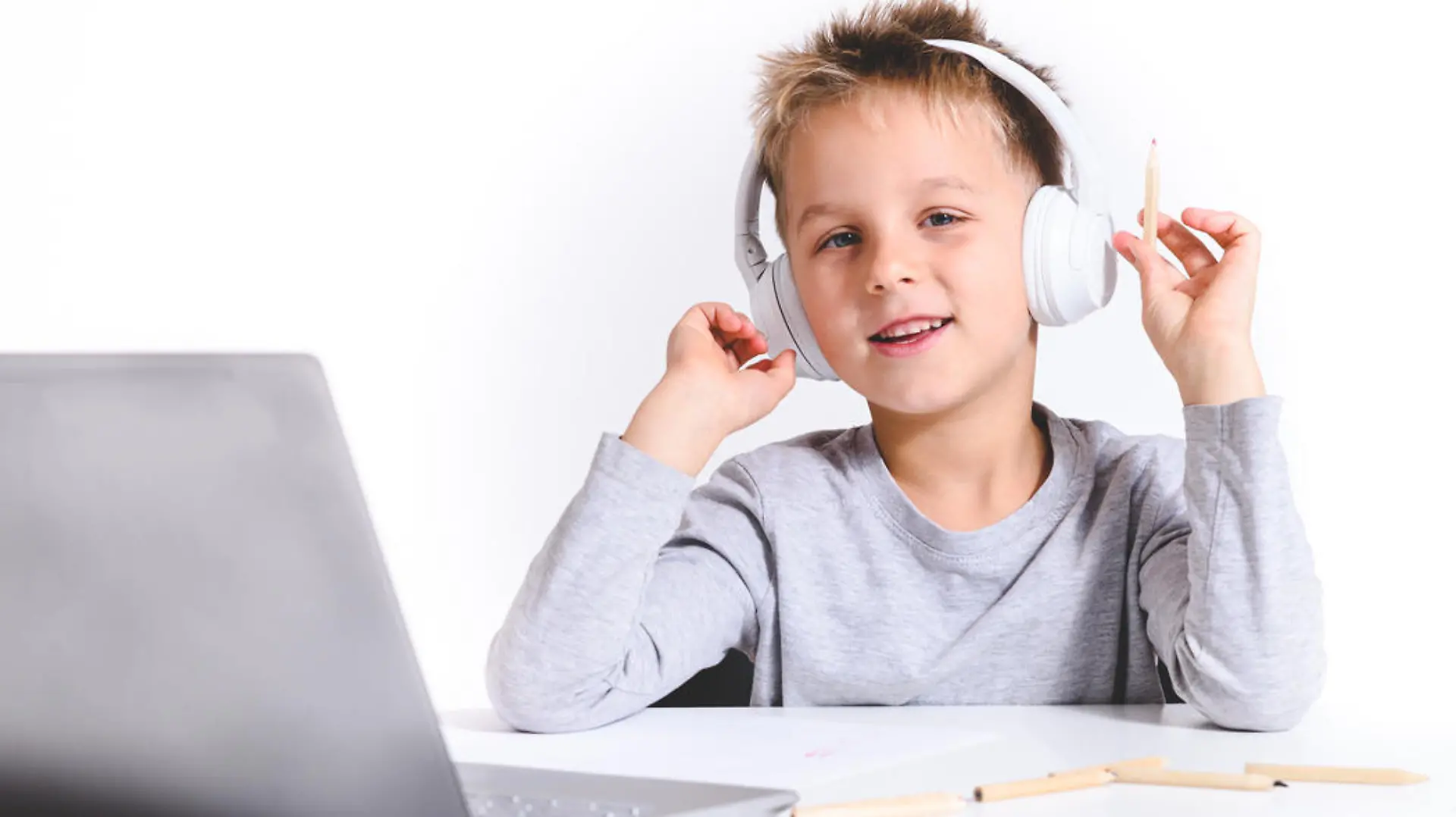 Ein Headset hilft Kindern, beim Homeschooling konzentriert bei der Sache zu bleiben