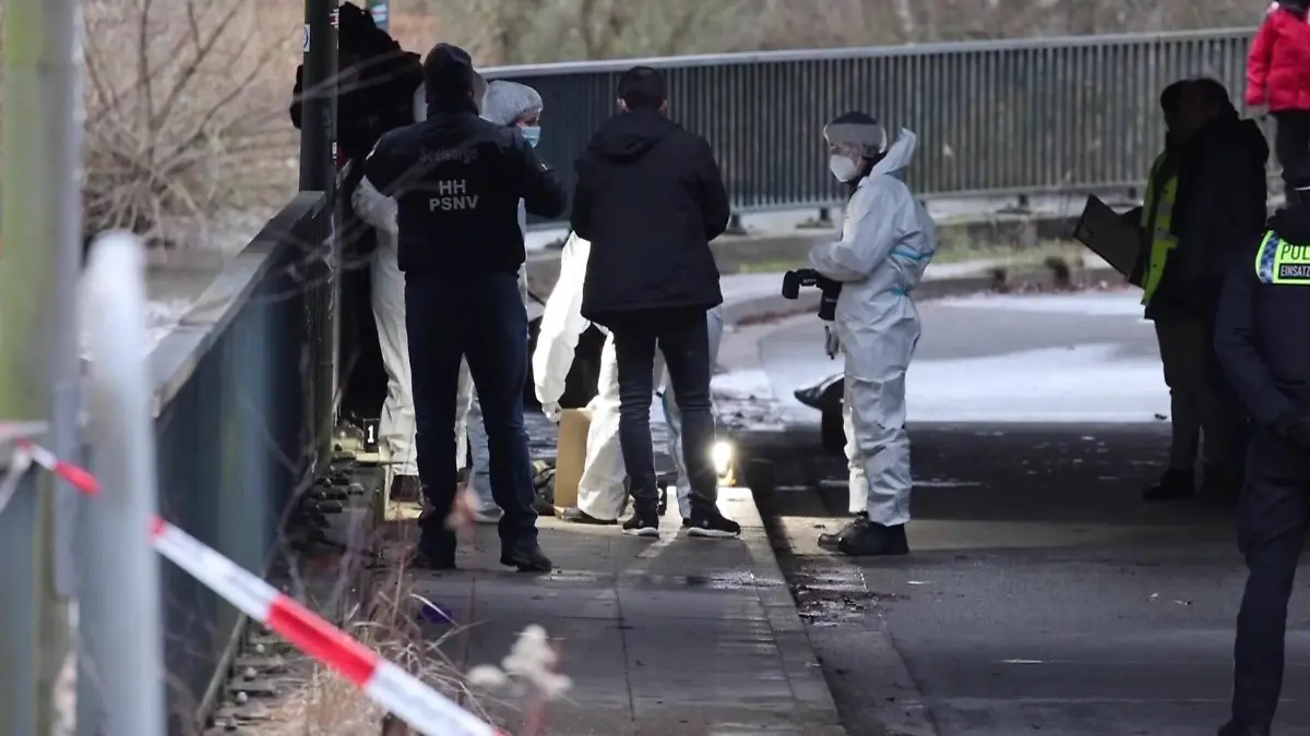 Die Mordkommission untersucht die Tüten, die die Taucher aus dem Kanal ziehen. Sind es Leichenteile einer oder mehrerer Personen?