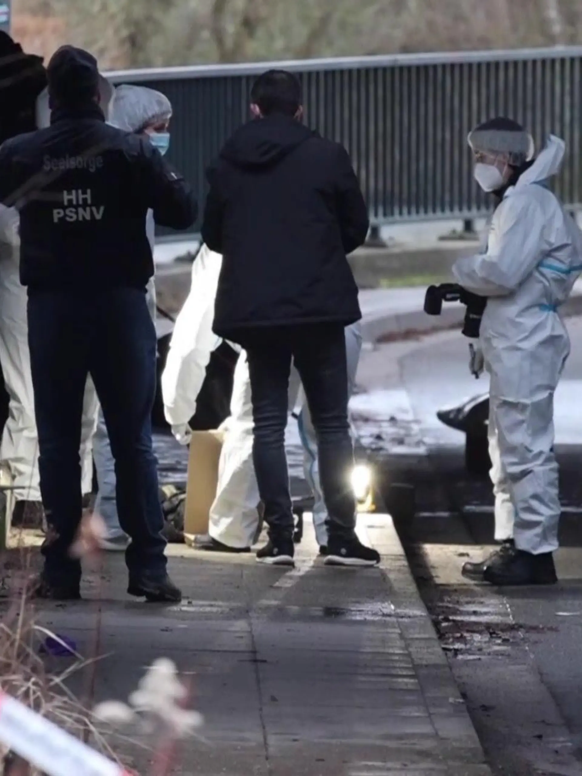 Die Mordkommission untersucht die Tüten, die die Taucher aus dem Kanal ziehen. Sind es Leichenteile einer oder mehrerer Personen?