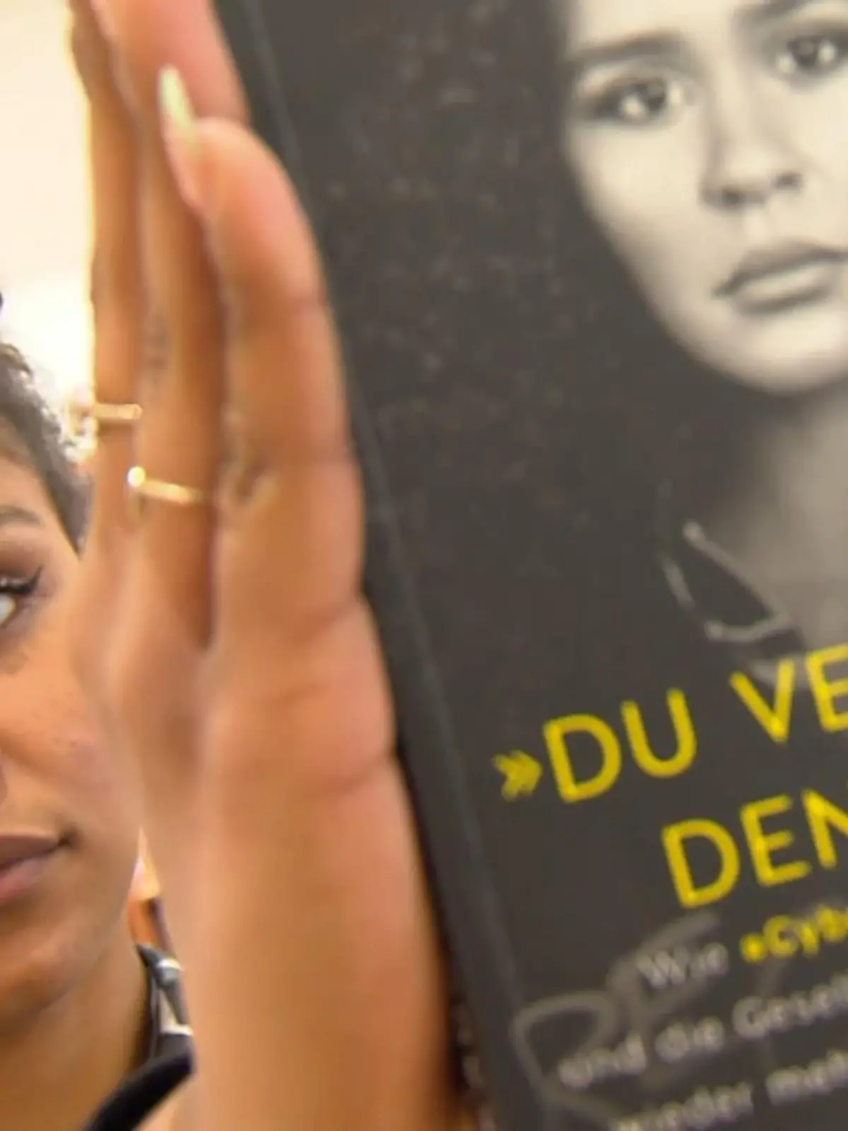 Was Lijana Kaggwa aus Kassel bislang alles durchmachen musste, das würde man nicht mal seinem schlimmsten Feind wünschen. Die heute 27-Jährige nahm vor drei Jahren an Heidi Klums Castingshow „Germany´s Next Topmodel“ teil. Dort fiel sie durch ihre extrovertierte Art extrem negativ auf, nach der Ausstrahlung wurde sie sowohl online als auch in der realen Welt extrem angefeindet. Um ihre Erlebnisse zu verarbeiten, hat sie nun ein Buch geschrieben. Ein Interview mit Lijana gibt es im Video zu sehen.