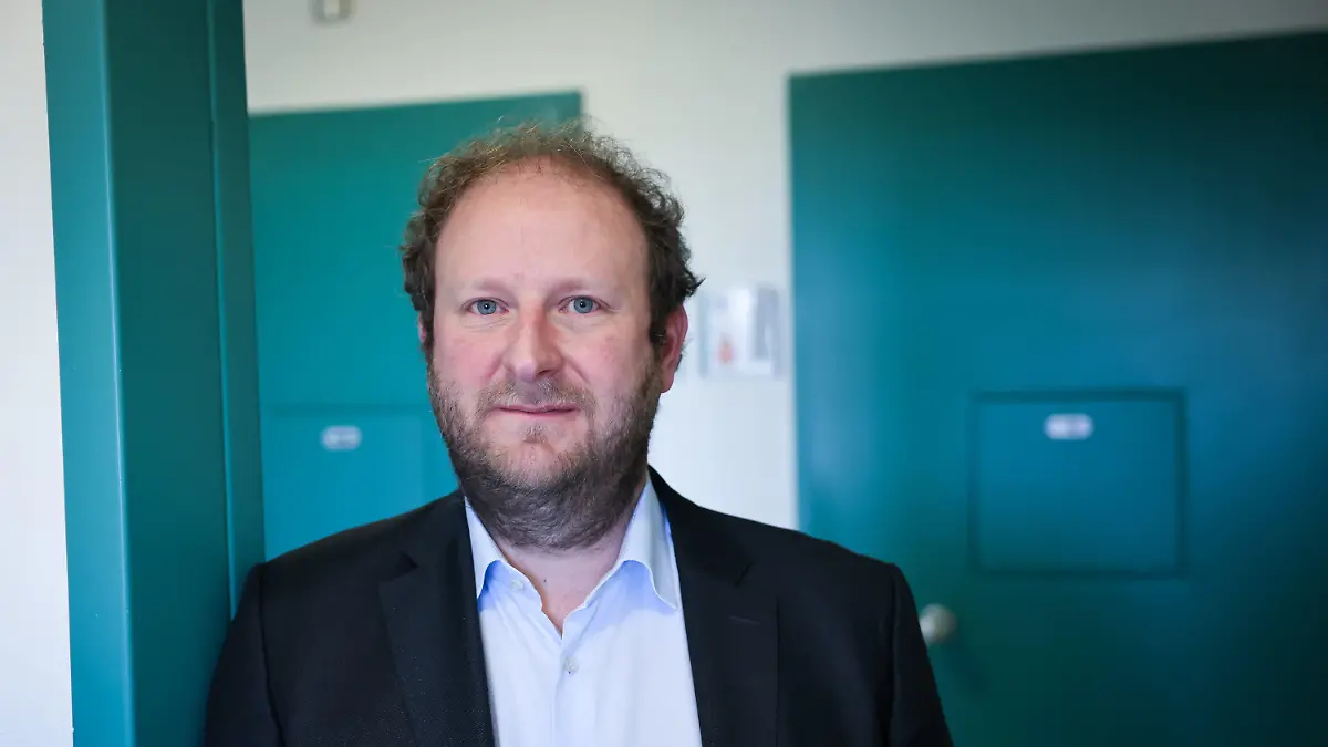 21.01.2021, Schleswig-Holstein, Neumünster: Sönke E. Schulz, Geschäftsführendes Vorstandsmitglied des schleswig-holsteinischen Landkreistags, steht in einen Zellenraum in einem Flügel der Jugendarrestanstalt Moltsfelde. In diesem und fünf weiteren Räumen können hartnäckige Verweigerer einer ihnen auferlegten Corona-Quarantäne künftig im Rahmen einer eigenständigen Einrichtung auf dem Gelände der Jugendarrestanstalt untergebracht werden. Foto: Christian Charisius/dpa +++ dpa-Bildfunk +++