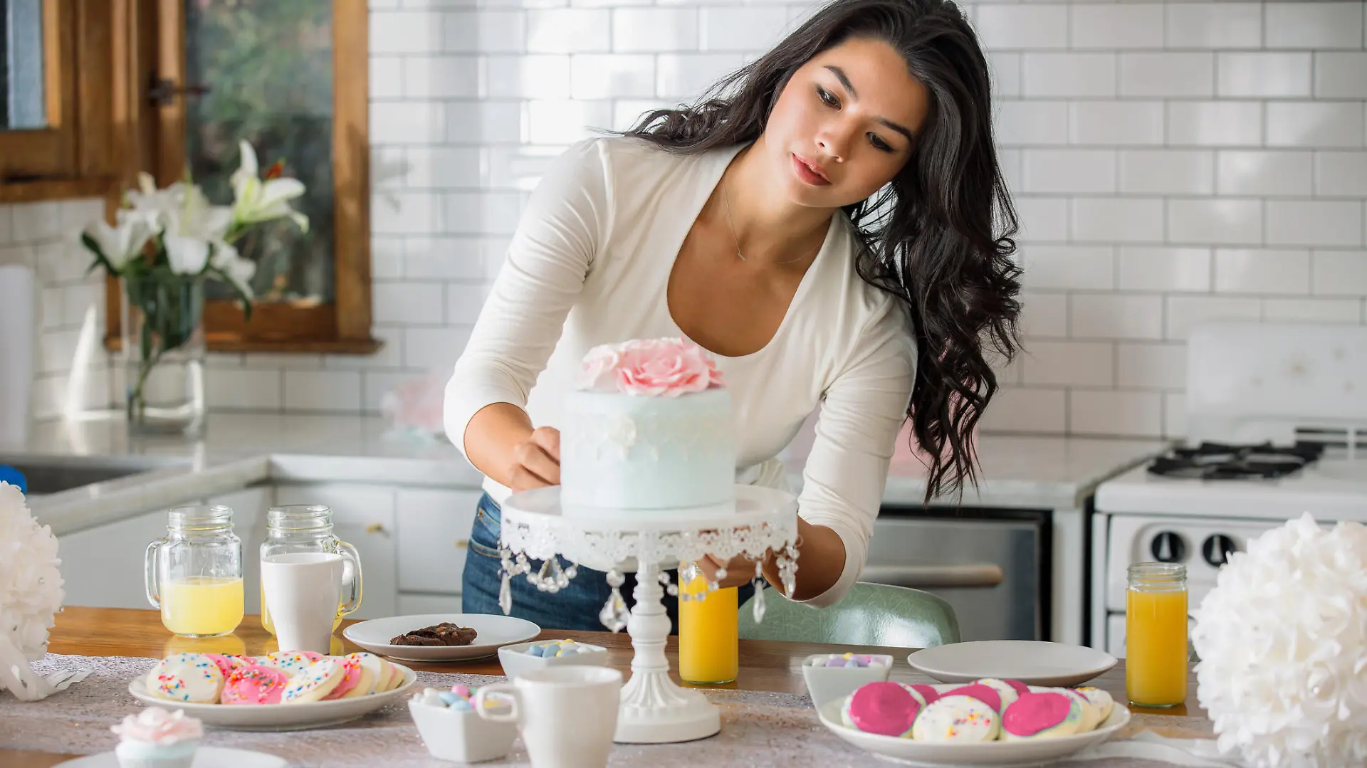Frau dekoriert Torte