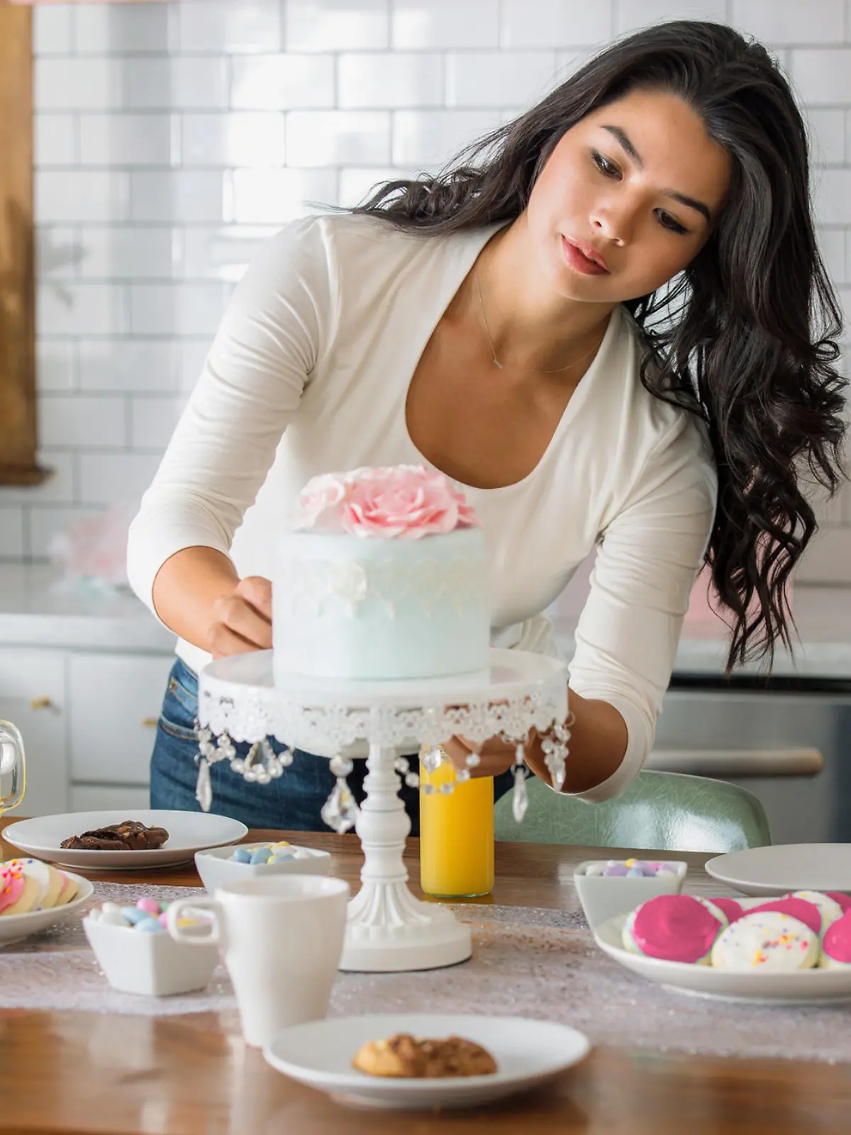 Frau dekoriert Torte