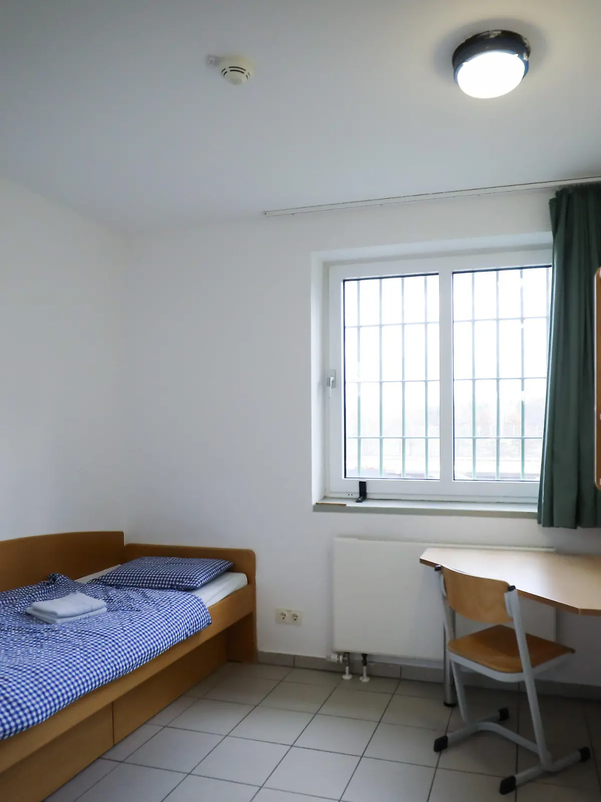 21.01.2021, Schleswig-Holstein, Neumünster: Blick in einen Zellenraum in einem Flügel der Jugendarrestanstalt Moltsfelde. In dieser und fünf weiteren Räumen können hartnäckige Verweigerer einer ihnen auferlegten Corona-Quarantäne künftig im Rahmen einer eigenständigen Einrichtung auf dem Gelände der Jugendarrestanstalt untergebracht werden. Foto: Christian Charisius/dpa +++ dpa-Bildfunk +++