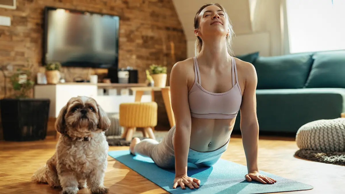 Frau beim Yoga