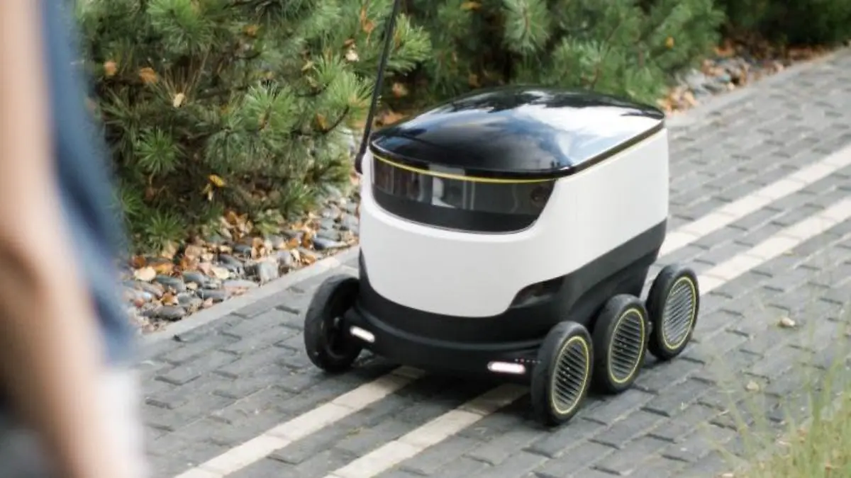 Ein Liefer-Roboter von Starship bringt Post zum Kunden. Foto: Starship Technologies/Hermes/dpa