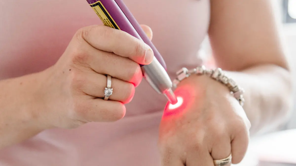 Bei einem Softlaser handelt es sich um einen einfachen Stift, ähnlich einem sogenannten Laserpointer.