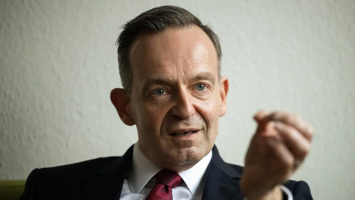ARCHIV - 10.03.2023, Rheinland-Pfalz, Mainz: Volker Wissing (FDP), Bundesminister für Verkehr und Digitales, spricht während eines Interviews. (zu dpa «Wissing fordert europäische KI-Regeln: «Verbot ist der falsche Weg»») Foto: Sebastian Gollnow/dpa +++ dpa-Bildfunk +++
