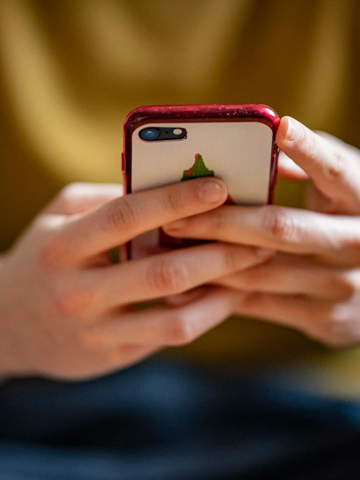 ARCHIV - 24.04.2021, Berlin: Eine junge Frau hält ein Smartphone in der Hand. (zu dpa «Studie der Uni Bochum: Weniger Smartphone, mehr Wohlbefinden») Foto: Fabian Sommer/dpa +++ dpa-Bildfunk +++