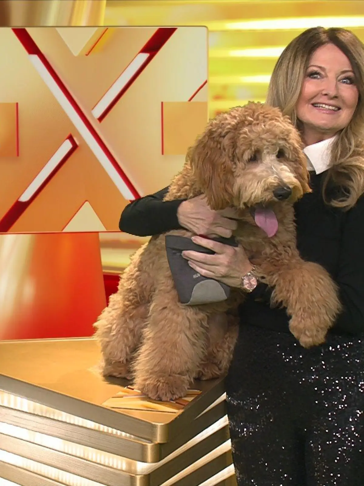 Frauke Ludowig und Hund Cooper zusammen bei "RTL Exclusiv"