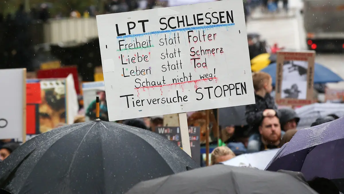 ARCHIV - 19.10.2019, Hamburg: Mit Schildern und Transparenten auf denen u.a. der Schriftzug "LPT Schliessen, Tierversuche stoppen" zu sehen ist, demonstrieren Teilnehmer in Hamburg-Neugraben gegen Tierversuche. Einen Monat nach Schließung des umstrittenen LPT-Tierversuchslabors im niedersächsischen Mienenbüttel muss auch das Labor der Firma am Hamburger Hauptsitz in Neugraben dichtmachen. (zu dpa "Behörde schließt auch Hamburger LPT-Tierversuchslabor") Foto: Bodo Marks/dpa +++ dpa-Bildfunk +++
