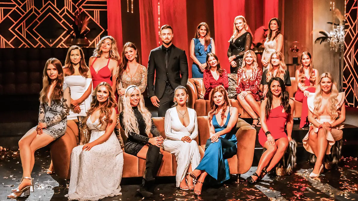 Niko Griesert und 17 der 22 Bachelor-Kandidatinnen