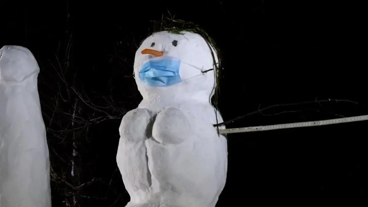 erotische Schneeskulpturen einer selbsternannten Künstlergruppe