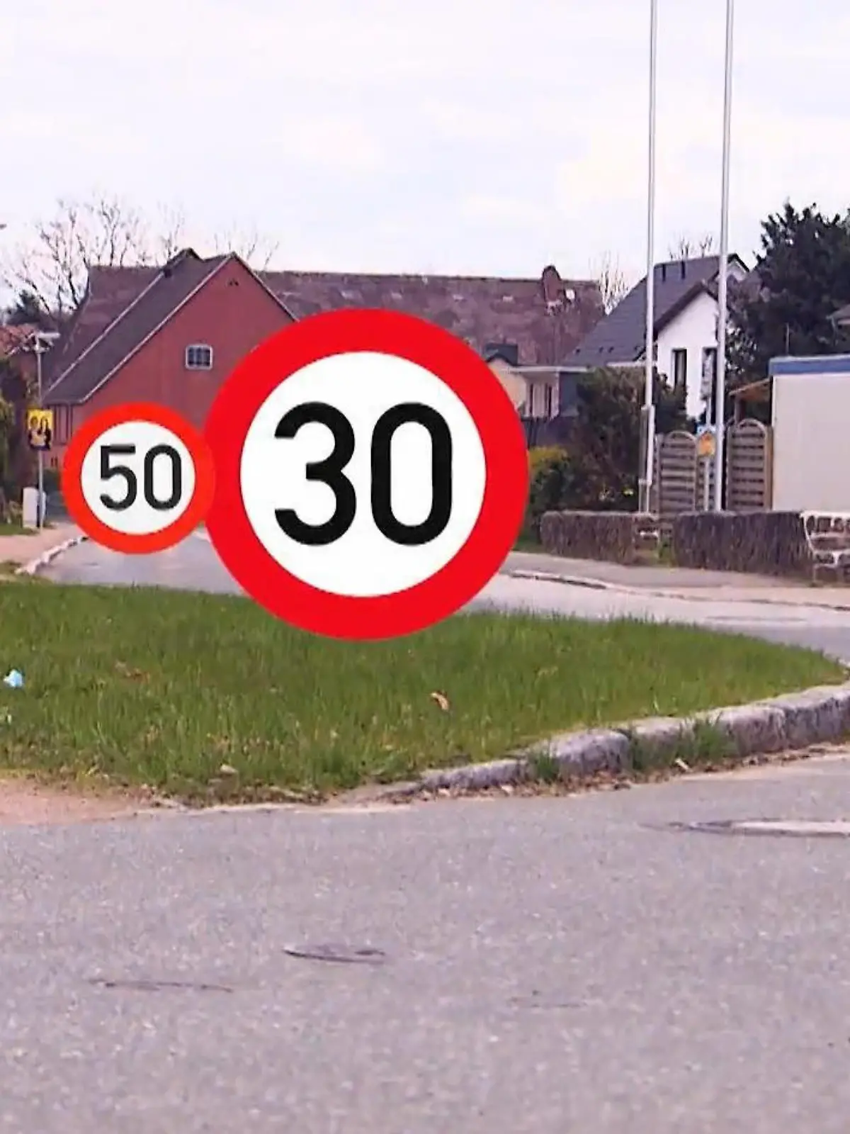 Eine Straße, zwei Geschwindigkeitsbegrenzungen. Dieses Tempo Wirrwarr vor einer Kita im Kreis Stormarn in Schleswig Holstein wirft allerhand Fragen auf und macht die Kita-Eltern auch richtig sauer! Sie wollen, dass auf beiden Straßenseiten langsam gefahren wird, damit ihre Kinder sicher sind. Aber weshalb so kompliziert? Mehr dazu im Video.