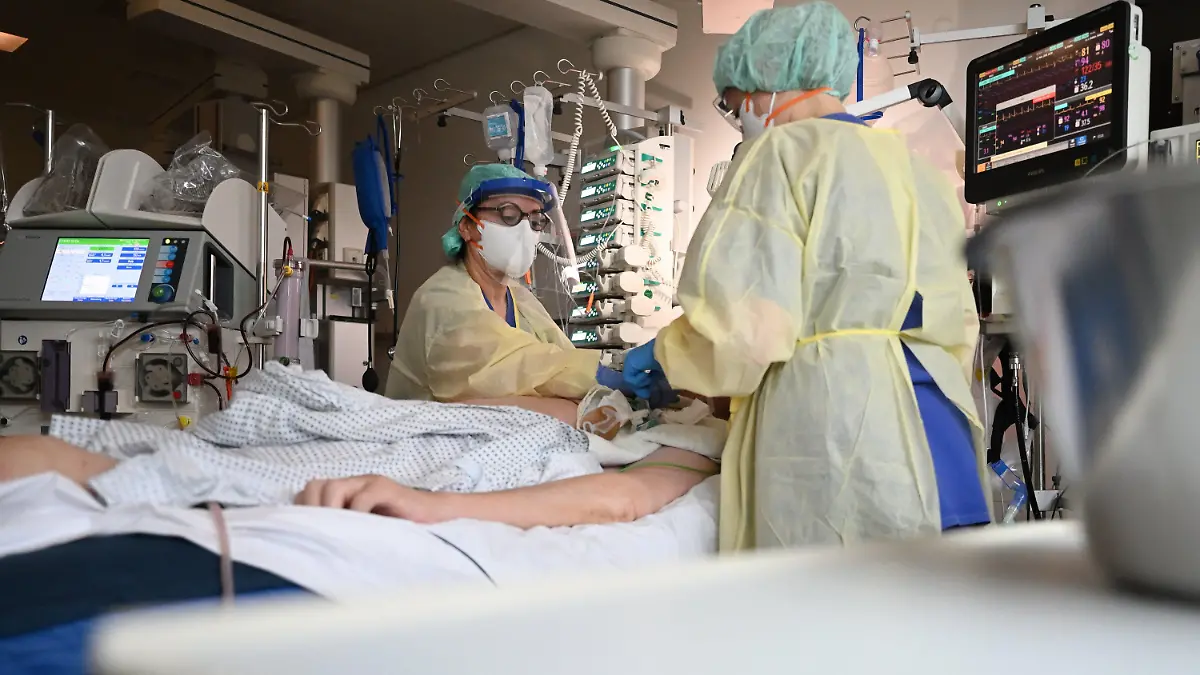 ARCHIV - 11.11.2020, Baden-Württemberg, Stuttgart: Ein Patient liegt auf der Intensivstation für Covid-19 Patienten des Klinikum Stuttgart im künstlichen Koma und wird in einem Intensivbett beatmet. (zu dpa "Ministerium: Situation bei Intensivbetten «sehr angespannt»") Foto: Marijan Murat/dpa - ACHTUNG: Nur zur redaktionellen Verwendung im Zusammenhang mit der Berichterstattung über die Intensivpflegerin Ayse Yeter und nur mit vollständiger Nennung des vorstehenden Credits +++ dpa-Bildfunk +++