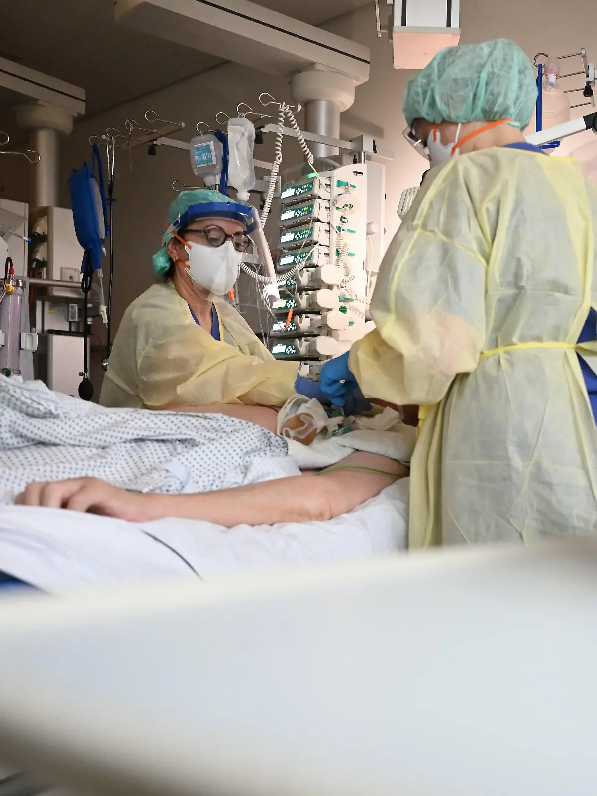 ARCHIV - 11.11.2020, Baden-Württemberg, Stuttgart: Ein Patient liegt auf der Intensivstation für Covid-19 Patienten des Klinikum Stuttgart im künstlichen Koma und wird in einem Intensivbett beatmet. (zu dpa "Ministerium: Situation bei Intensivbetten «sehr angespannt»") Foto: Marijan Murat/dpa - ACHTUNG: Nur zur redaktionellen Verwendung im Zusammenhang mit der Berichterstattung über die Intensivpflegerin Ayse Yeter und nur mit vollständiger Nennung des vorstehenden Credits +++ dpa-Bildfunk +++