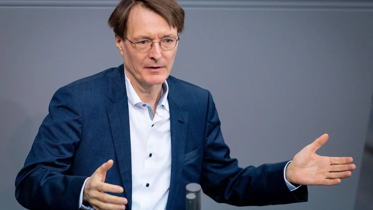 ARCHIV - 16.01.2020, Berlin: Karl Lauterbach, SPD-Bundestagsabgeordneter, spricht bei einer Sitzung des Bundestages. Der Gesundheitsexperte rechnet für den Sommer 2021 mit einer deutlichen Verbesserung der Corona-Lage. (zu dpa: «Lauterbach: Im Sommer wird es besser») Foto: Kay Nietfeld/dpa +++ dpa-Bildfunk +++