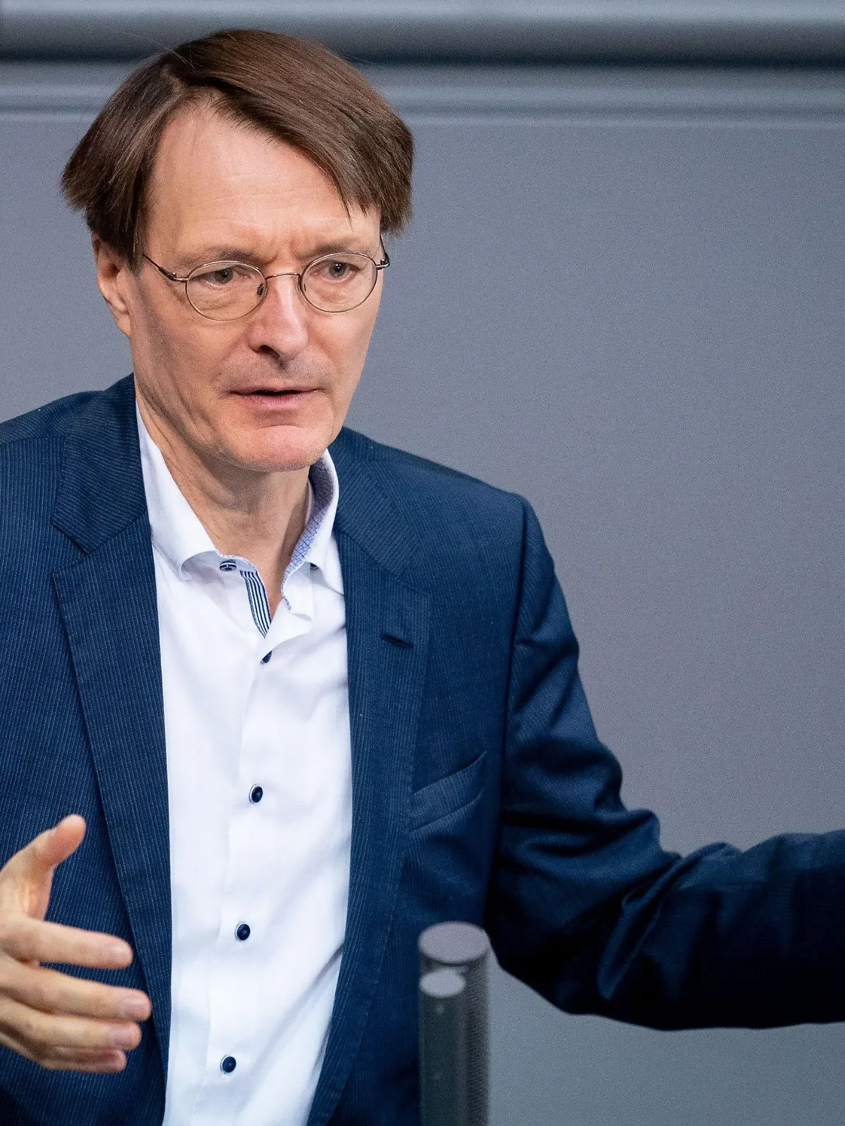 ARCHIV - 16.01.2020, Berlin: Karl Lauterbach, SPD-Bundestagsabgeordneter, spricht bei einer Sitzung des Bundestages. Der Gesundheitsexperte rechnet für den Sommer 2021 mit einer deutlichen Verbesserung der Corona-Lage. (zu dpa: «Lauterbach: Im Sommer wird es besser») Foto: Kay Nietfeld/dpa +++ dpa-Bildfunk +++