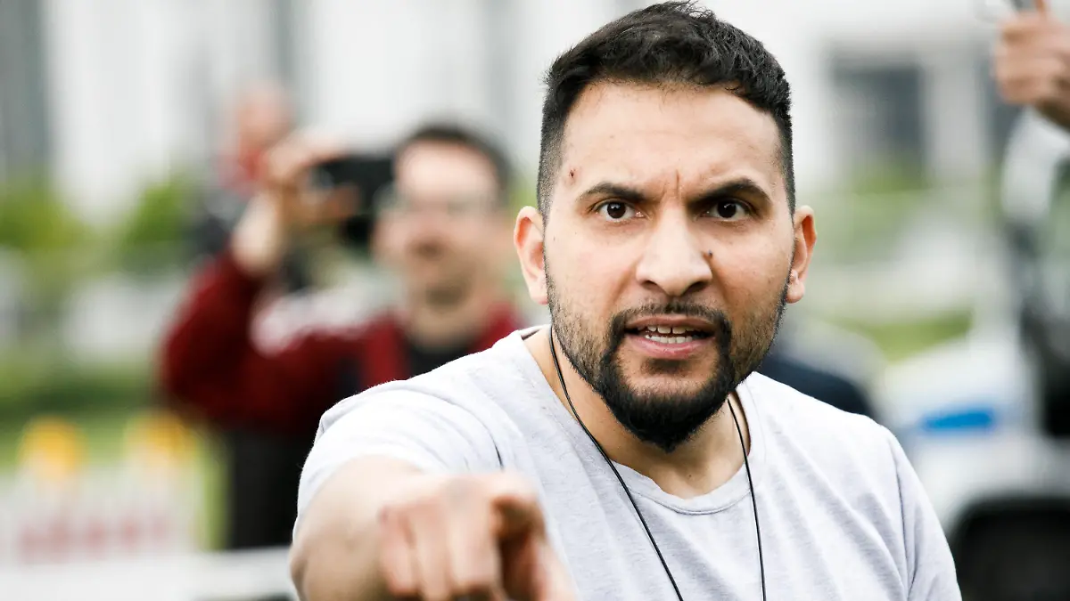 ARCHIV - 23.05.2020, Berlin: Attila Hildmann, Autor veganer Kochbücher, nimmt an einer Demonstration vor dem Reichstag teil. (zu dpa «Hildmann hat keine türkische Staatsbürgerschaft - Auslieferung?») Foto: Carsten Koall/dpa +++ dpa-Bildfunk +++