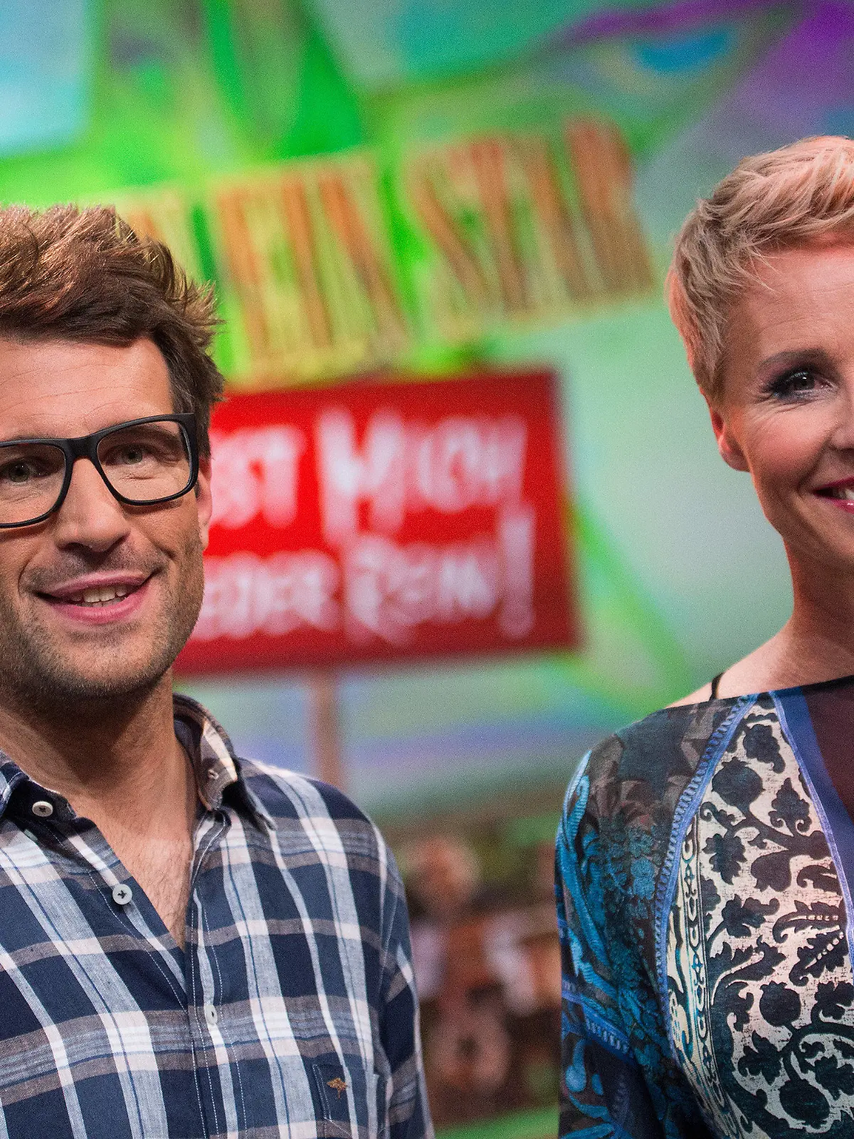ARCHIV - 31.07.2015, Nordrhein-Westfalen, Hürth: Die Moderatoren Sonja Zietlow und Daniel Hartwich lächeln nach der RTL-Show «Ich bin ein Star - Lasst mich wieder rein!». Wegen Corona wagt RTL ein Experiment: «Ich bin ein Star · Holt mich hier raus!» wird 2021 «Ich bin ein Star · Die große Dschungelshow». Los geht es am 15.01.2021 um 22.15 Uhr. In der Show wird im Gegensatz zu den Vorjahren kein «Dschungelkönig» gesucht. Stattdessen fährt der Gewinner der «Dschungelshow»  zum nächsten regulären Dschungelcamp. (zu dpa "Das D steht für Deutschland: Die RTL-«Dschungelshow» startet") Foto: Marius Becker/dpa +++ dpa-Bildfunk +++