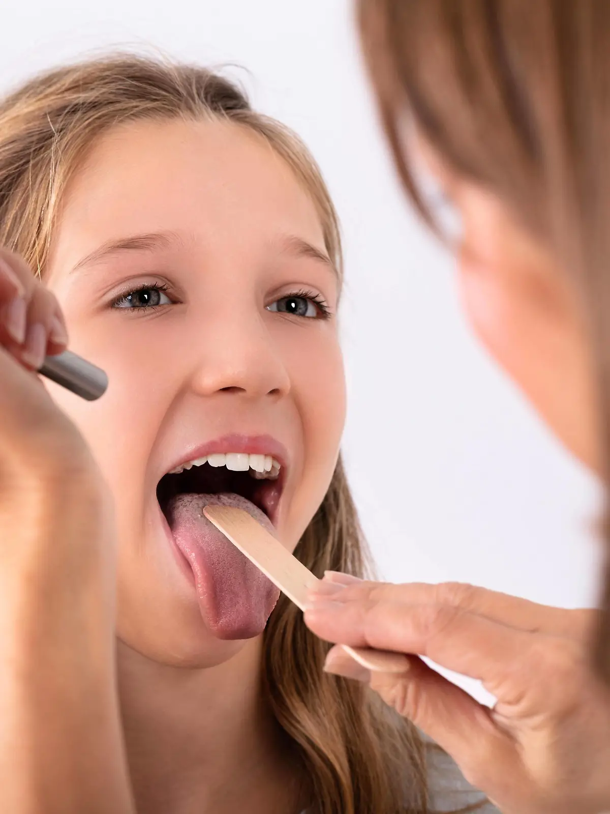  Doctor Checking Girl s Sore Throat ,model released, Symbolfoto PUBLICATIONxINxGERxSUIxAUTxONLY Copyright: xAndreyPopovx Panthermedia26069797