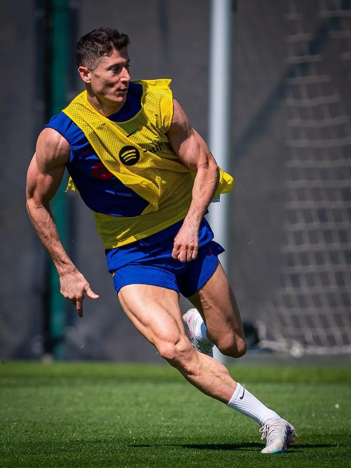 Robert Lewandowski zeigt im Training seine Muskeln.