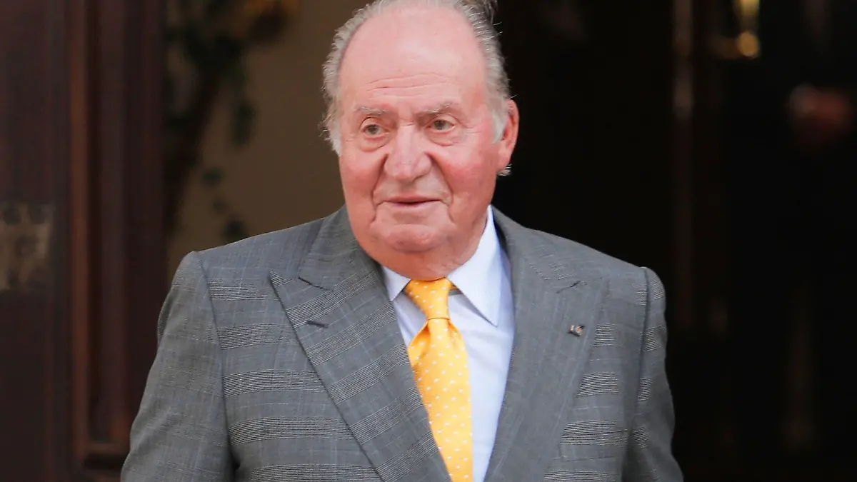 ARCHIV - 10.03.2018, Chile, Santiago: Juan Carlos, ehemaliger König von Spanien, kommt in die Diplomatische Akademie Chiles. Spaniens Altkönig hat nach Angaben seines Anwalts zur Abwendung eines Strafverfahrens wegen Steuerhinterziehung 678.393,72 Euro an den Fiskus gezahlt. (zu dpa «Spaniens Altkönig zahlt 678 000 Euro an Steuern nach») Foto: Francisco Flores Seguel/Agencia Uno/dpa +++ dpa-Bildfunk +++