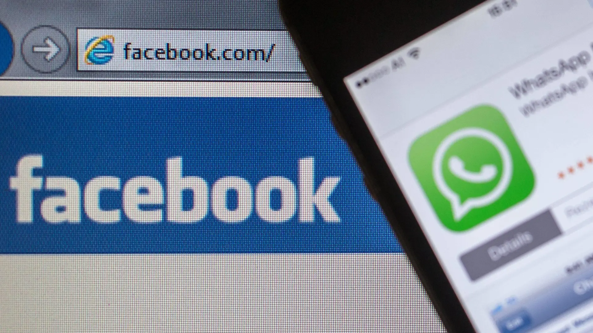 THEMENBILD, Facebook und WhatsApp, im Bild Die Apps von Facebook und WhatsApp am 20.02.2014 auf einem Smartphone und einem Computer Bildschirm zu sehen. Laut Facebook betraegt der Kaufpreis fuer den populaeren Kurznachrichtendienst WhatsApp 16 Milliarden Dollar rund elf Mrd. Euro , PUBLICATIONxNOTxINxAUT EP_fei/E