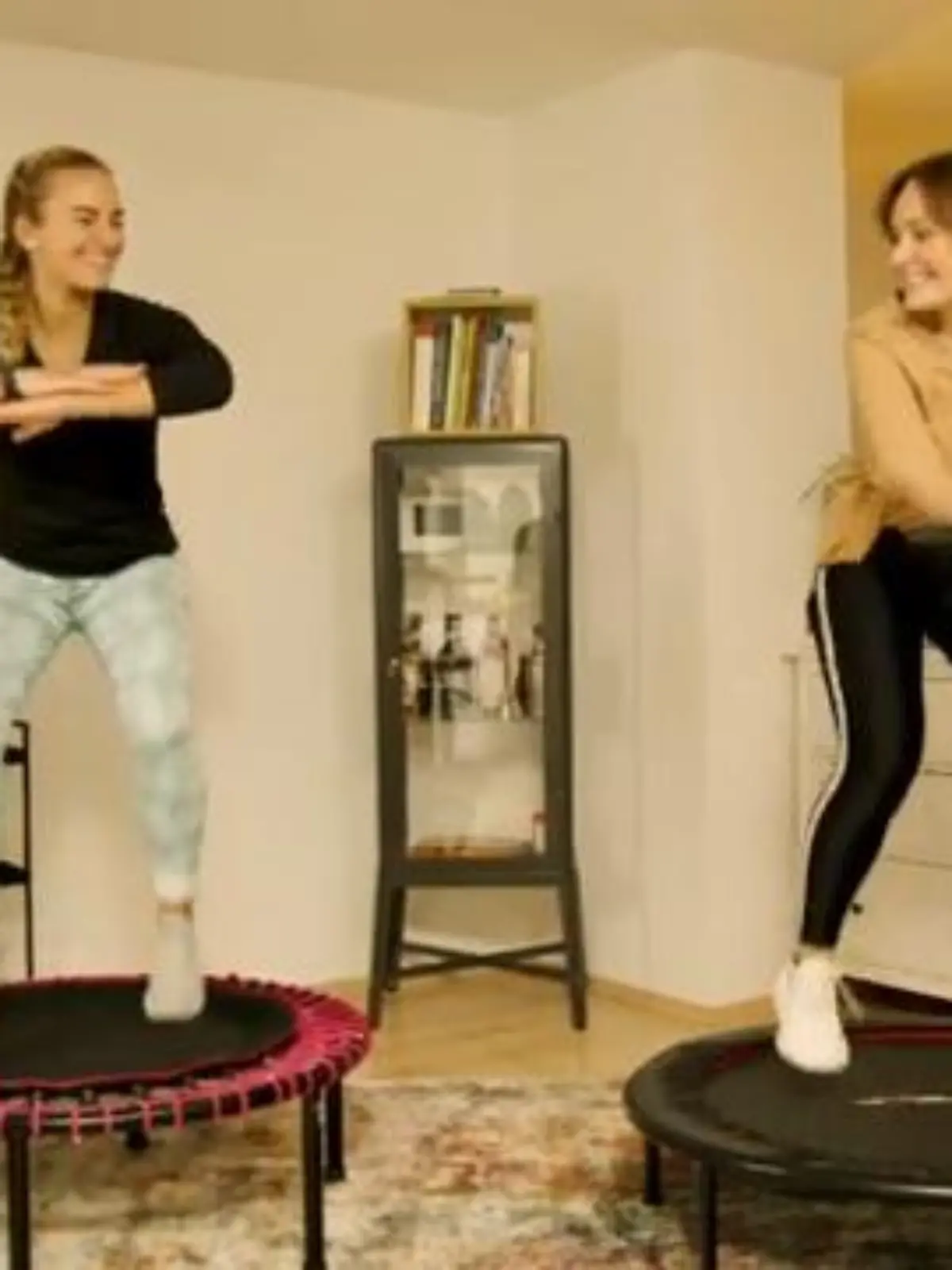Trampolin springen macht nicht nur Spaß - beim "Jumping Fitness" verbrennt es auch ordentlich Kalorien! Aber wie viel muss man für ein gutes Gerät ausgeben? Wir testen zwei Trampoline - ein günstiges vom Discounter und ein teures Markenprodukt. Das Ergebnis sehen Sie im Video!