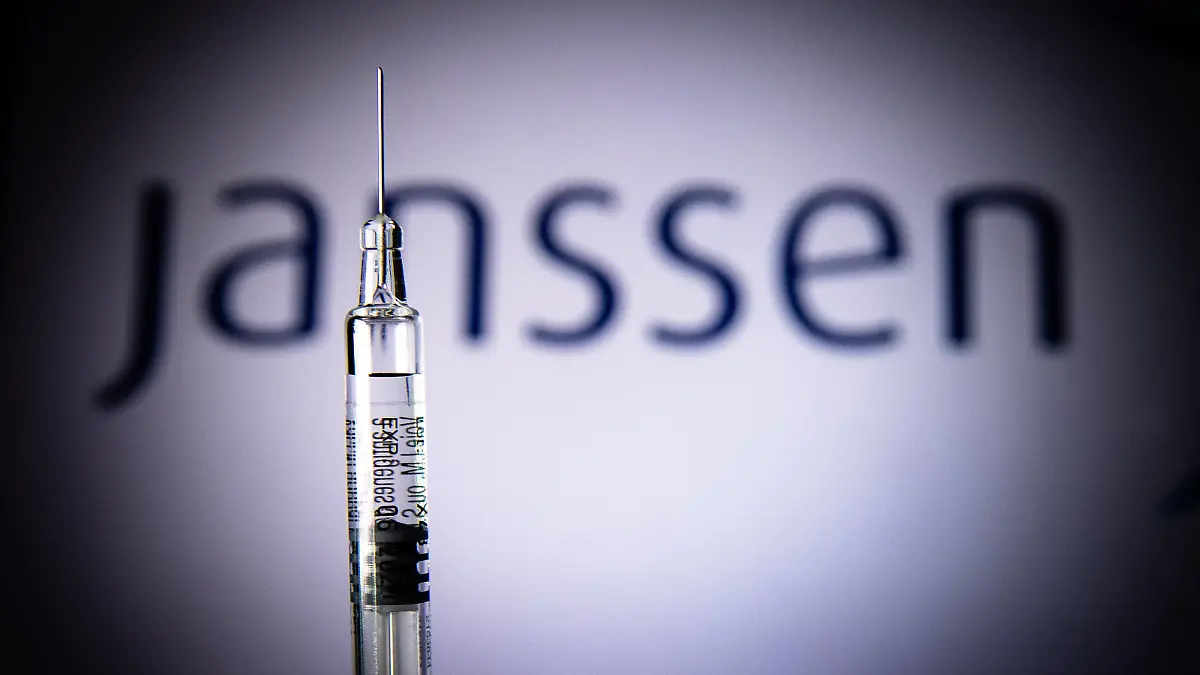 Corona-Impfstoff - Symbolbilder Paris, France le 3 decembre 2020 - Image d illustration d une seringue et d un vaccin Covid19 avec les logos de l entreprise pharmaceutique Janssen. Illustrative image of a Covid19 syringe and vaccine with the logos of the pharmaceutical company Janssen, in Paris, France, December 3, 2020. PUBLICATIONxNOTxINxFRA Copyright: xAurelienxMorissardx