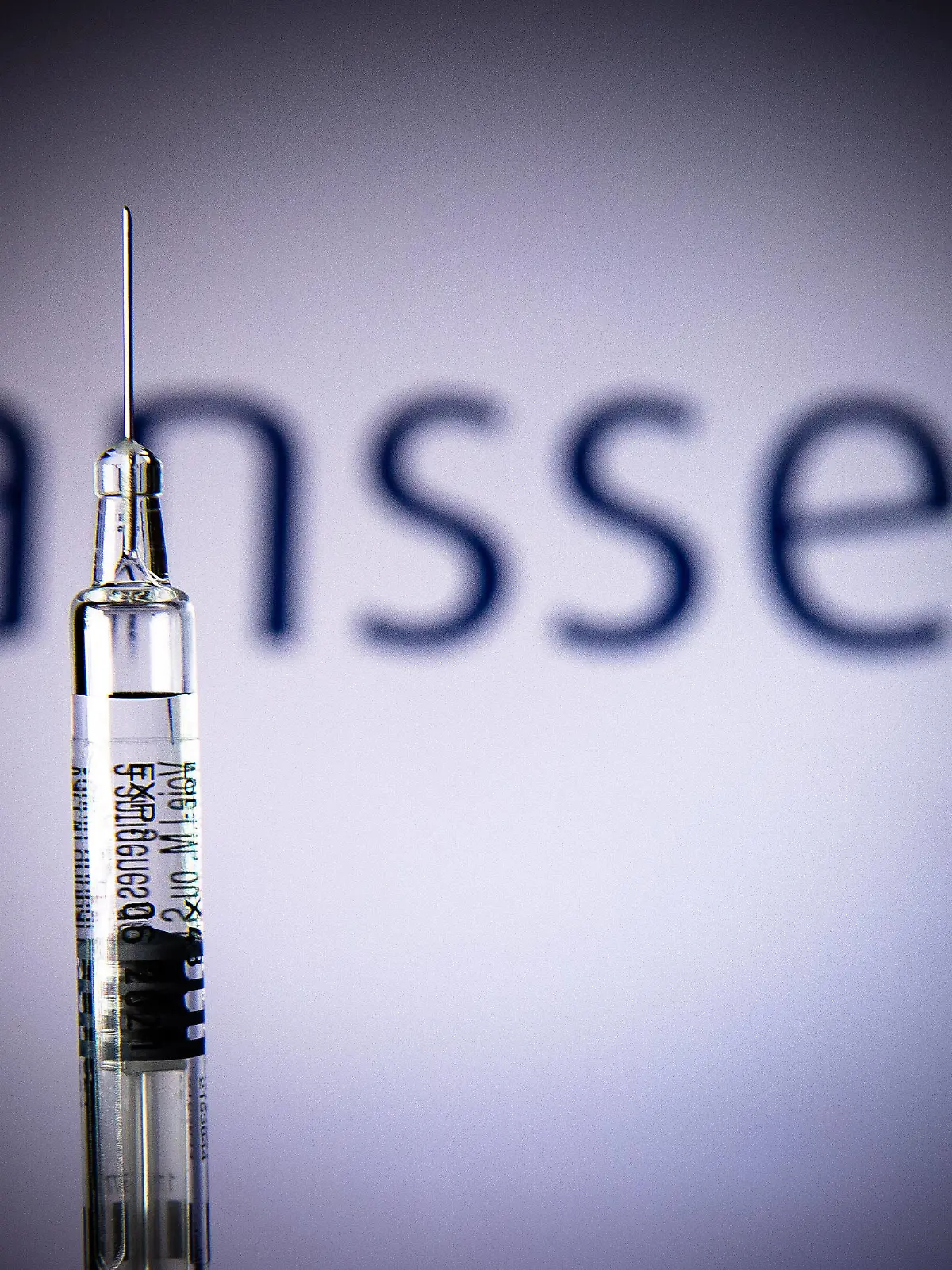 Corona-Impfstoff - Symbolbilder  Paris, France le 3 decembre 2020 - Image d illustration d une seringue et d un vaccin Covid19 avec les logos de l entreprise pharmaceutique Janssen. Illustrative image of a Covid19 syringe and vaccine with the logos of the pharmaceutical company Janssen, in Paris, France, December 3, 2020. PUBLICATIONxNOTxINxFRA Copyright: xAurelienxMorissardx
