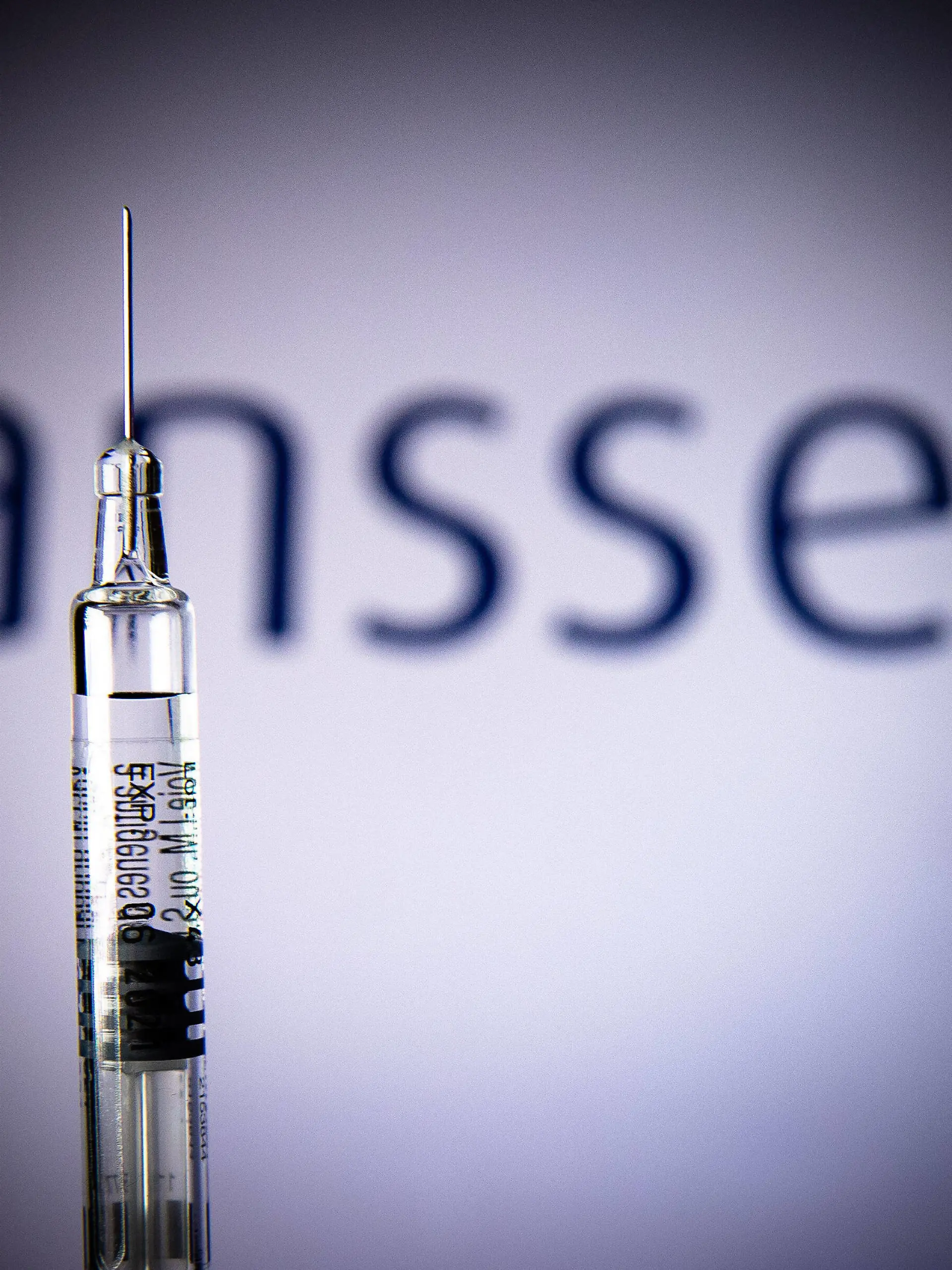 Corona-Impfstoff - Symbolbilder  Paris, France le 3 decembre 2020 - Image d illustration d une seringue et d un vaccin Covid19 avec les logos de l entreprise pharmaceutique Janssen. Illustrative image of a Covid19 syringe and vaccine with the logos of the pharmaceutical company Janssen, in Paris, France, December 3, 2020. PUBLICATIONxNOTxINxFRA Copyright: xAurelienxMorissardx