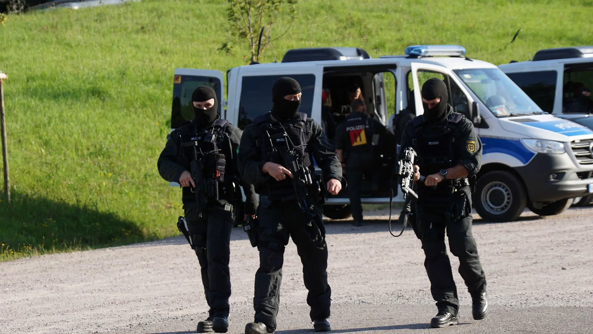 13.07.2020, Baden-Württemberg, Oppenau: Drei vermummte und bewaffnete Polizisten sind im Einsatz in Oppenau. Mit einem Großaufgebot hat die Polizei am Montag die Suche nach einem 31-Jährigen fortgesetzt, der vier Polizisten in Oppenau im Schwarzwald bedroht und ihnen ihre Dienstwaffen abgenommen hatte. Der Mann ohne festen Wohnsitz war nach der Tat am Sonntagmorgen in den Wald geflüchtet. Foto: Sven Kohls/SDMG/dpa +++ dpa-Bildfunk +++