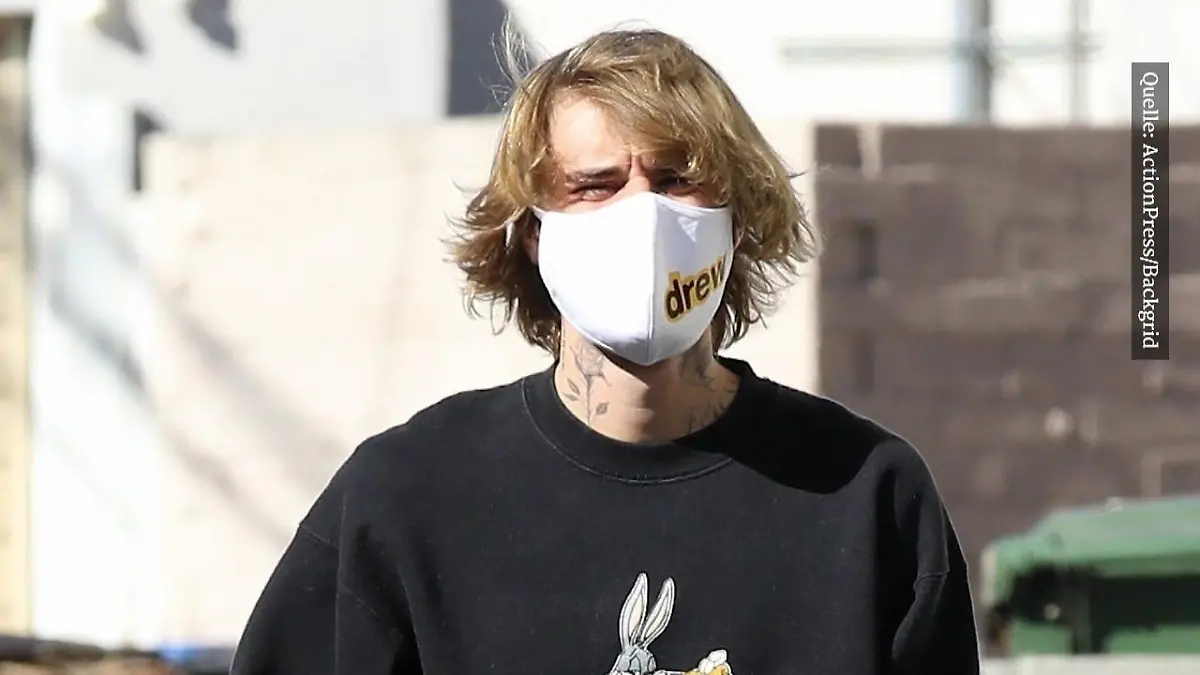 Bei Justin Bieber scheint was zu jucken Öffentlicher Griff in den Schritt