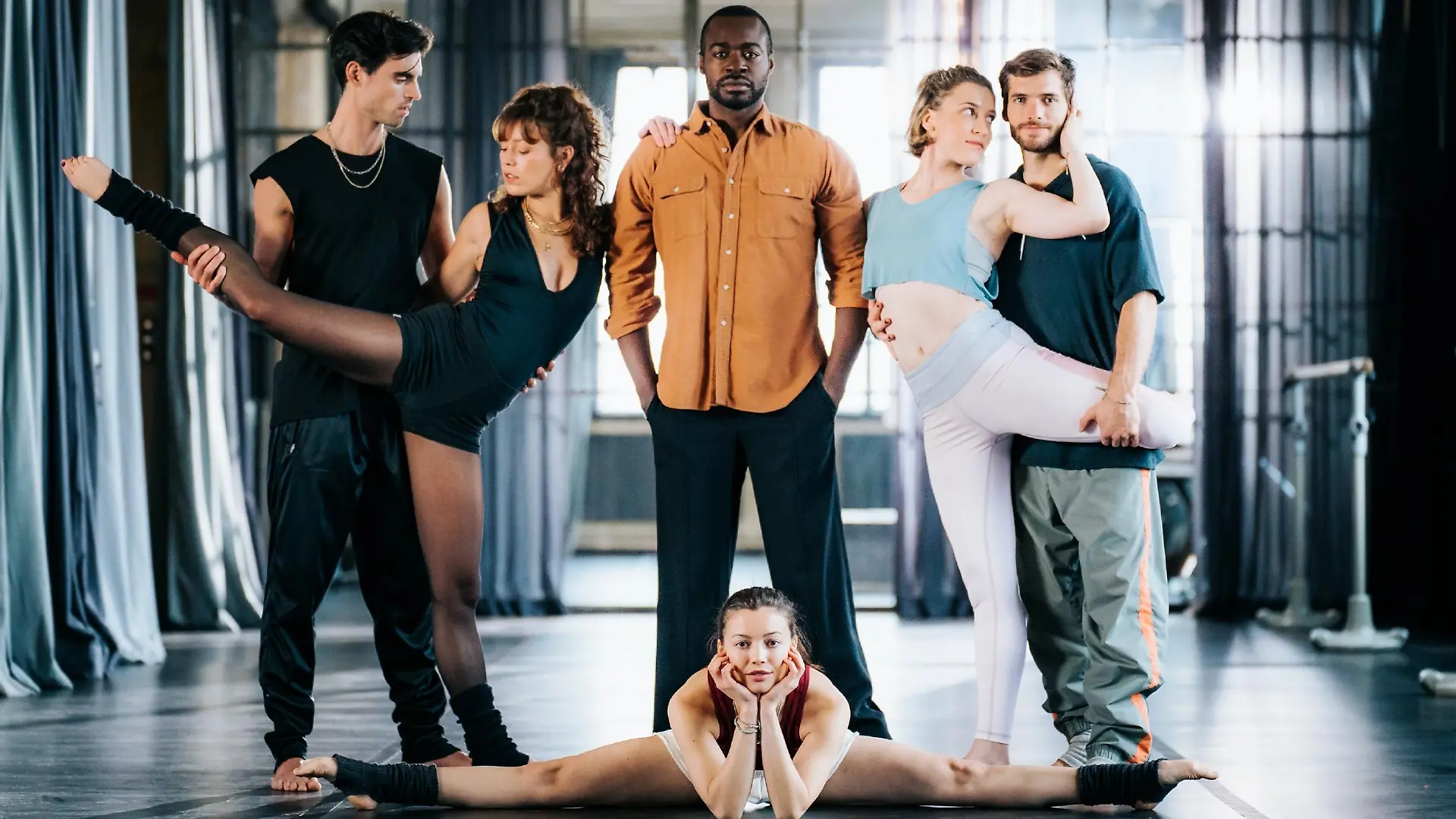 "Even Closer - hautnah"-Cast: Ben (Hans Gurbig), Klara (Maéva Marie Mathilde Roth), Tanzlehrer Anthony (Miguel Franscisco Bata), Lucie (Mareike Zwahr), Nils (Vinzenz Wagner) und Feli (Vivien König, vorne)