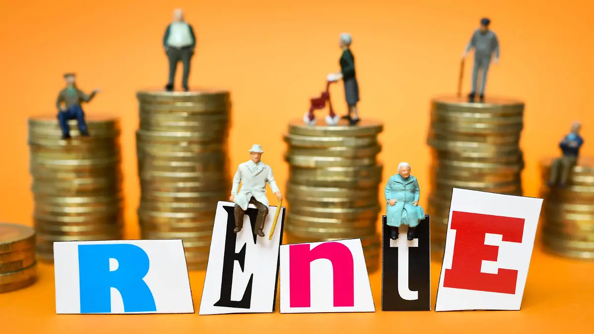 Miniaturfiguren auf dem Schriftzug Rente *** Miniature figures on the lettering pension  