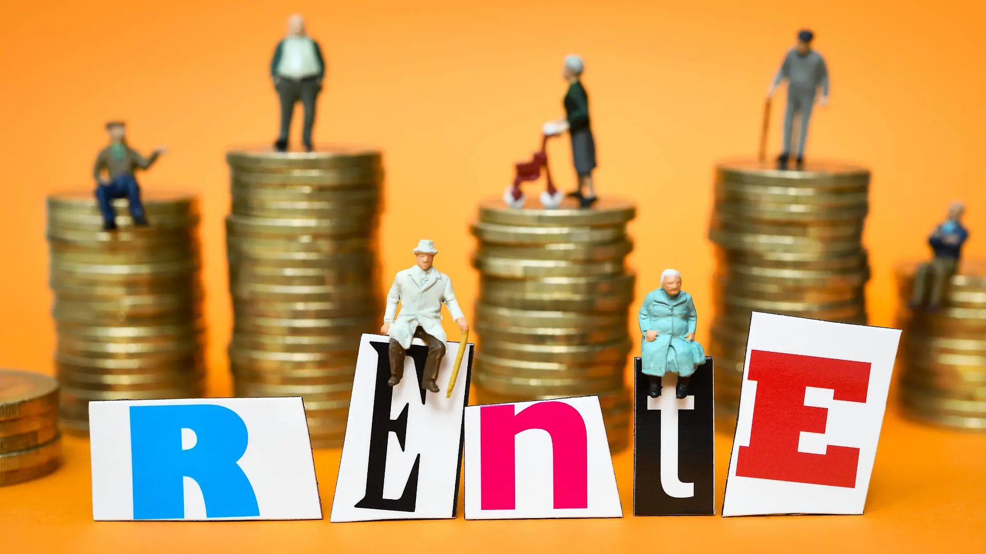 Miniaturfiguren auf dem Schriftzug Rente *** Miniature figures on the lettering pension