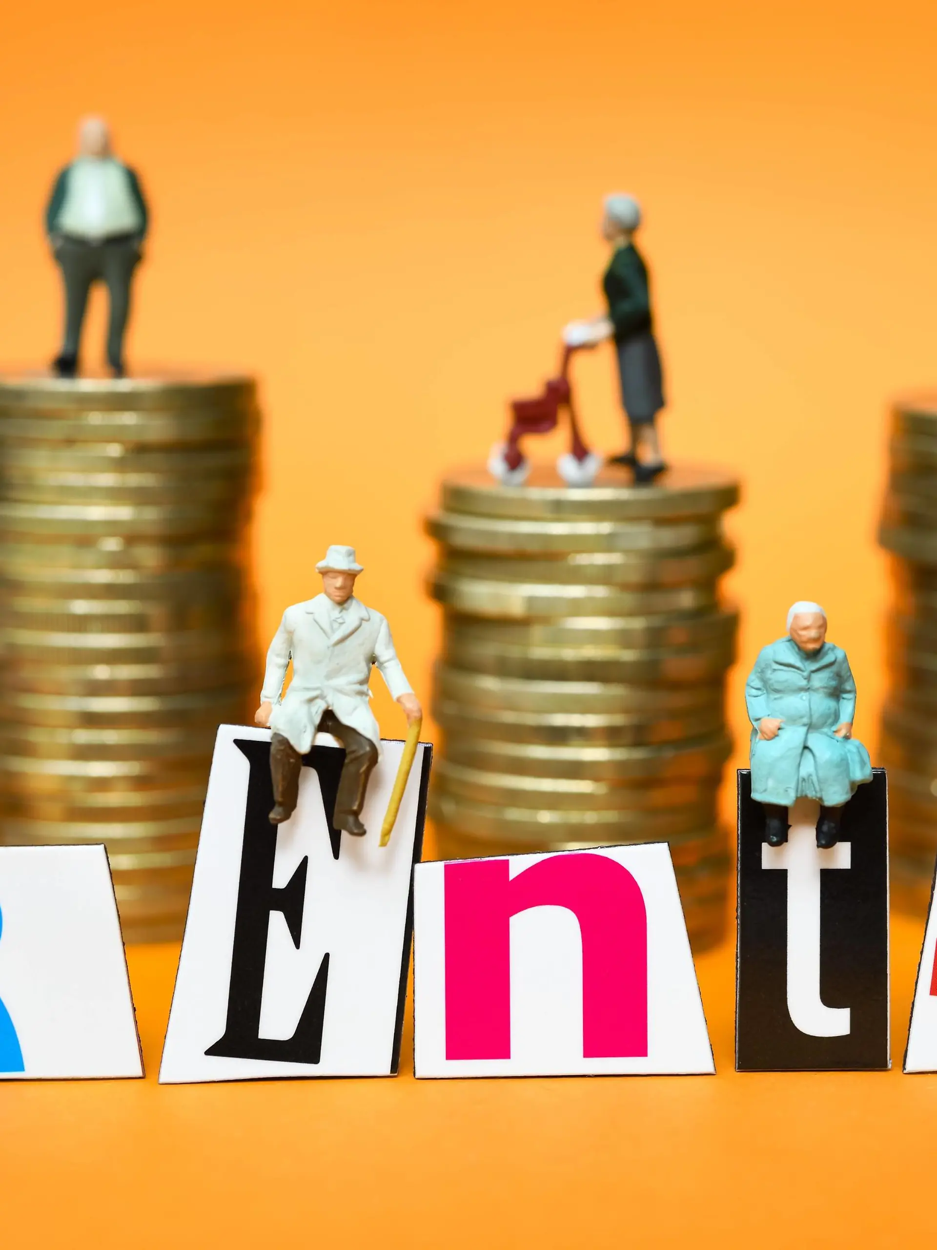 Miniaturfiguren auf dem Schriftzug Rente *** Miniature figures on the lettering pension  