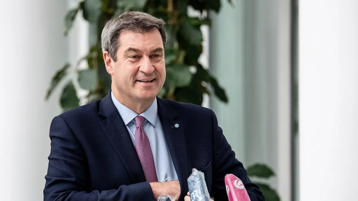 04.11.2020, Bayern, München: Markus Söder (CSU), Parteivorsitzender und Ministerpräsident von Bayern, tritt nach einer Video-Pressekonferenz im Anschluss an eine Video-Schalte in der Staatskanzlei für ein kurzes Interview vor die Kameras. An der Video-Schalte haben Ministerpräsident Söder, Europaminister Herrmann und der tschechische Premierminister Babis teilgenommen. Foto: Matthias Balk/dpa Pool/dpa +++ dpa-Bildfunk +++