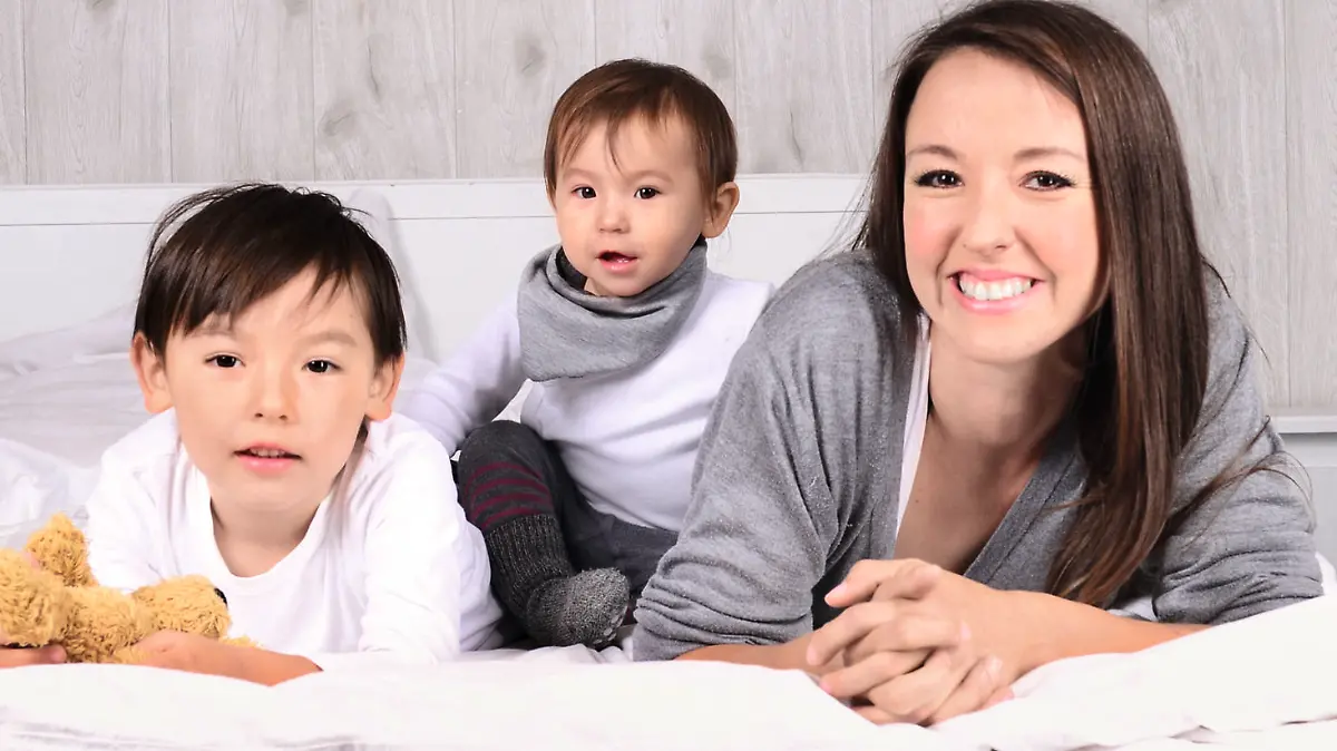 Autorin und Bloggerin Julia Lanzke mit ihren Kindern