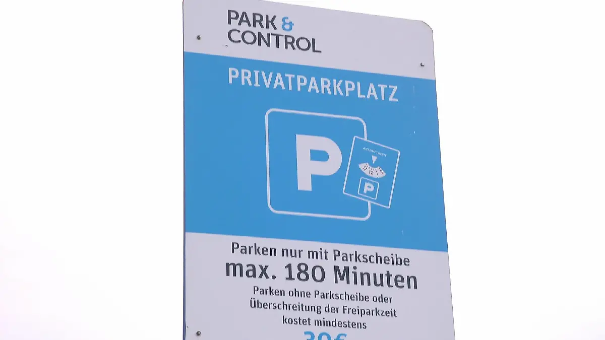 Schild eines "Park & Control" Parkplatzes