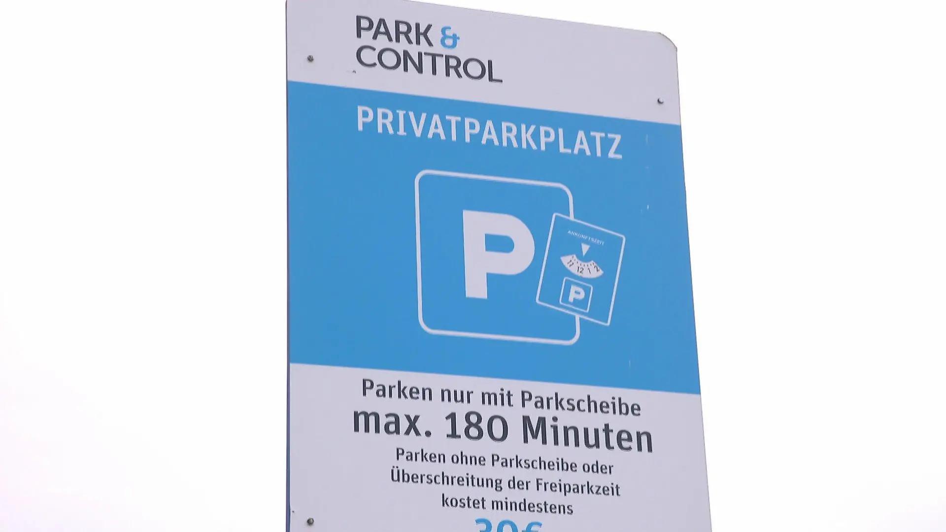 Schild eines "Park & Control" Parkplatzes